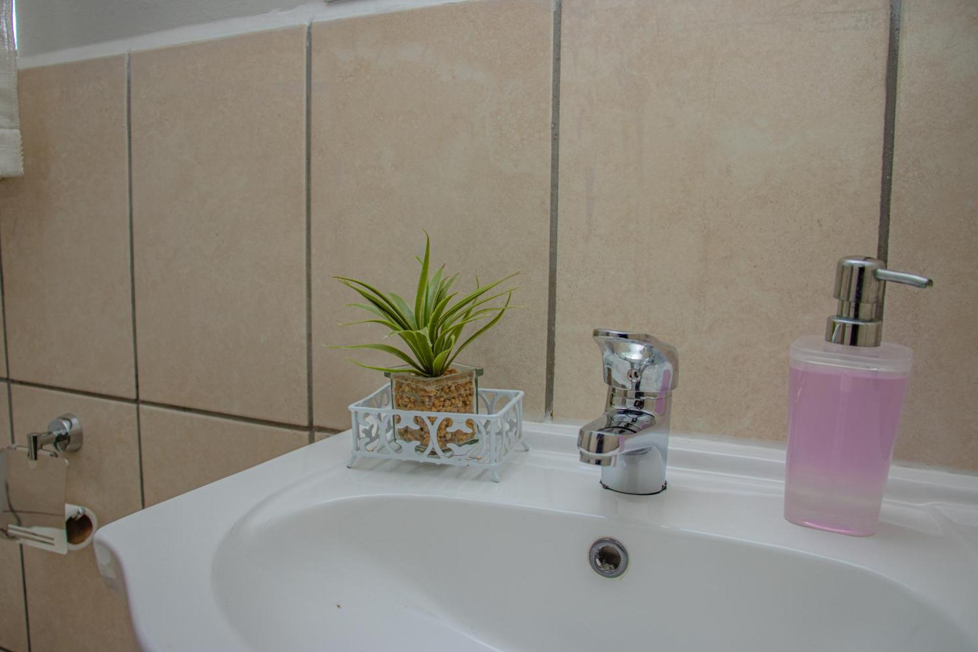 Woodpecker'S Inn Guest House Kempton Park Extérieur photo